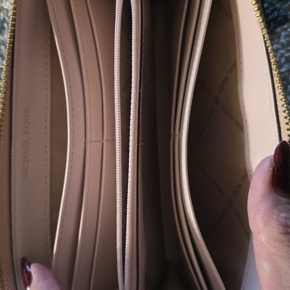 Michael Kors Logo Wallet - Picture 4 of 8